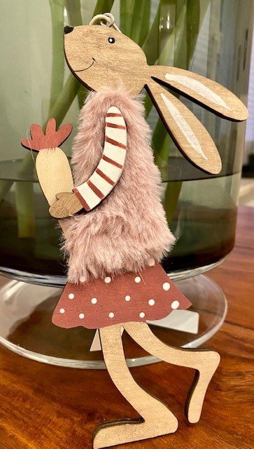 Niedlicher Hase "Eva" aus Holz mit rosa Fellmantel als Anhänger